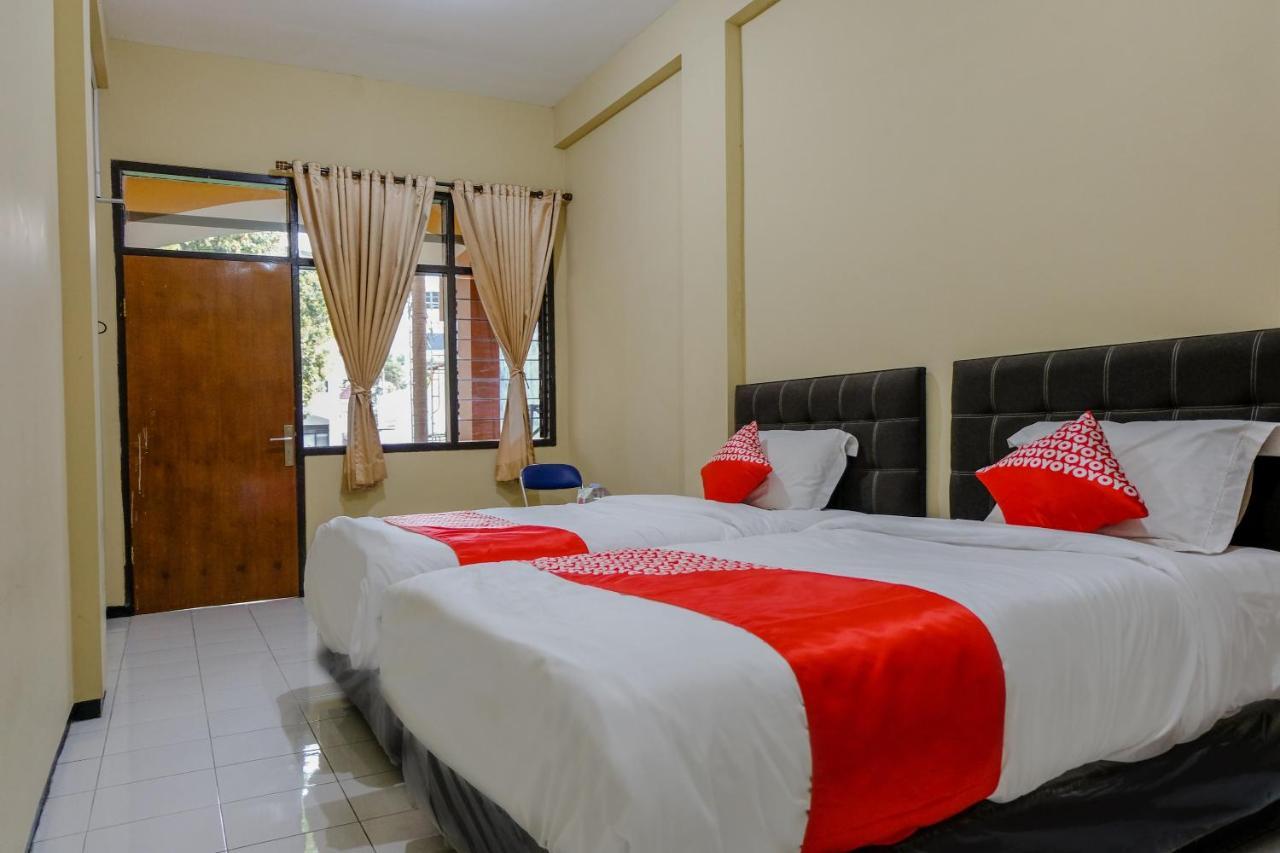 OYO 1342 Uniga Malang Family Residence Exterior foto